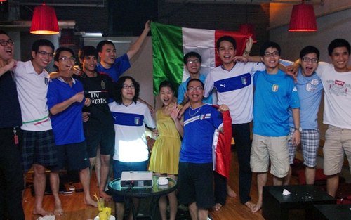 P/S ảnh: Lọt vào ổ "Tifosi" Việt Nam ngày Italia chiến thắng
